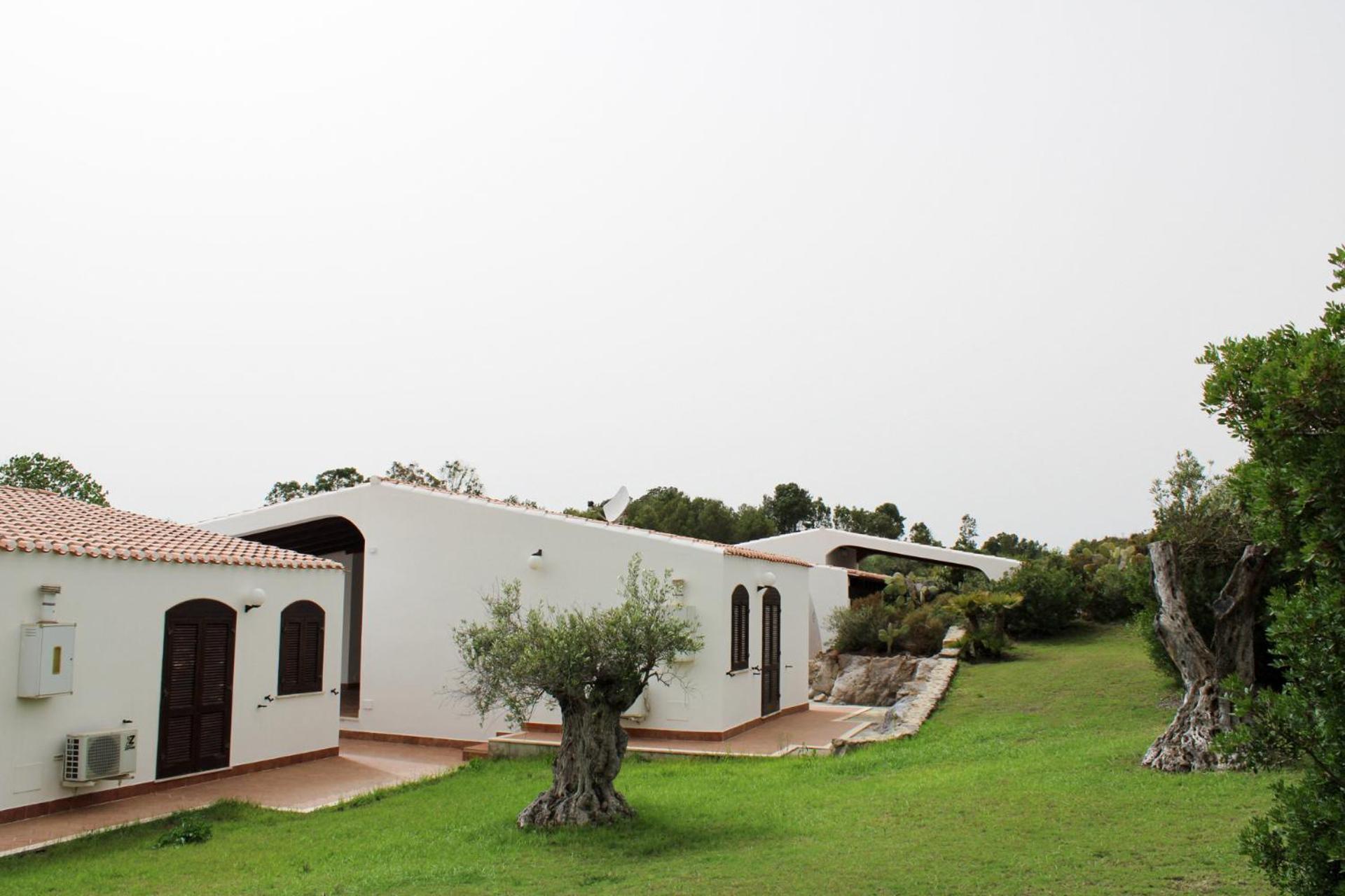 Le Rocce Antiche Resort SantʼAntìoco Esterno foto